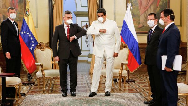 Президент Венесуэлы Николас Мадуро во время встречи с послом РФ Сергеем Мелик-Багдасаровым