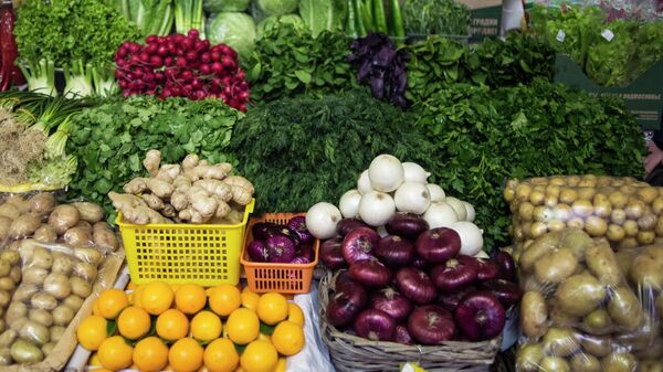 Прилавок с овощами на Даниловском рынке в Москве