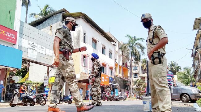 Военнослужащие патрулируют улицу во время карантина в штате Гоа, Индия