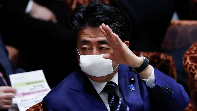 Премьер-министр Японии Синдзо Абэ в защитной маске на парламентской сессии в Токио, Япония 