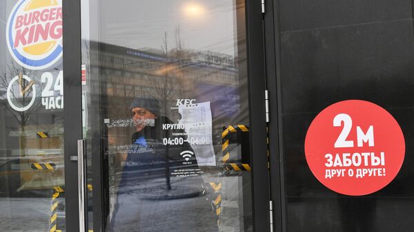 Информационная наклейка  по соблюдению дистанции на дверях ресторана Burger King в Москве