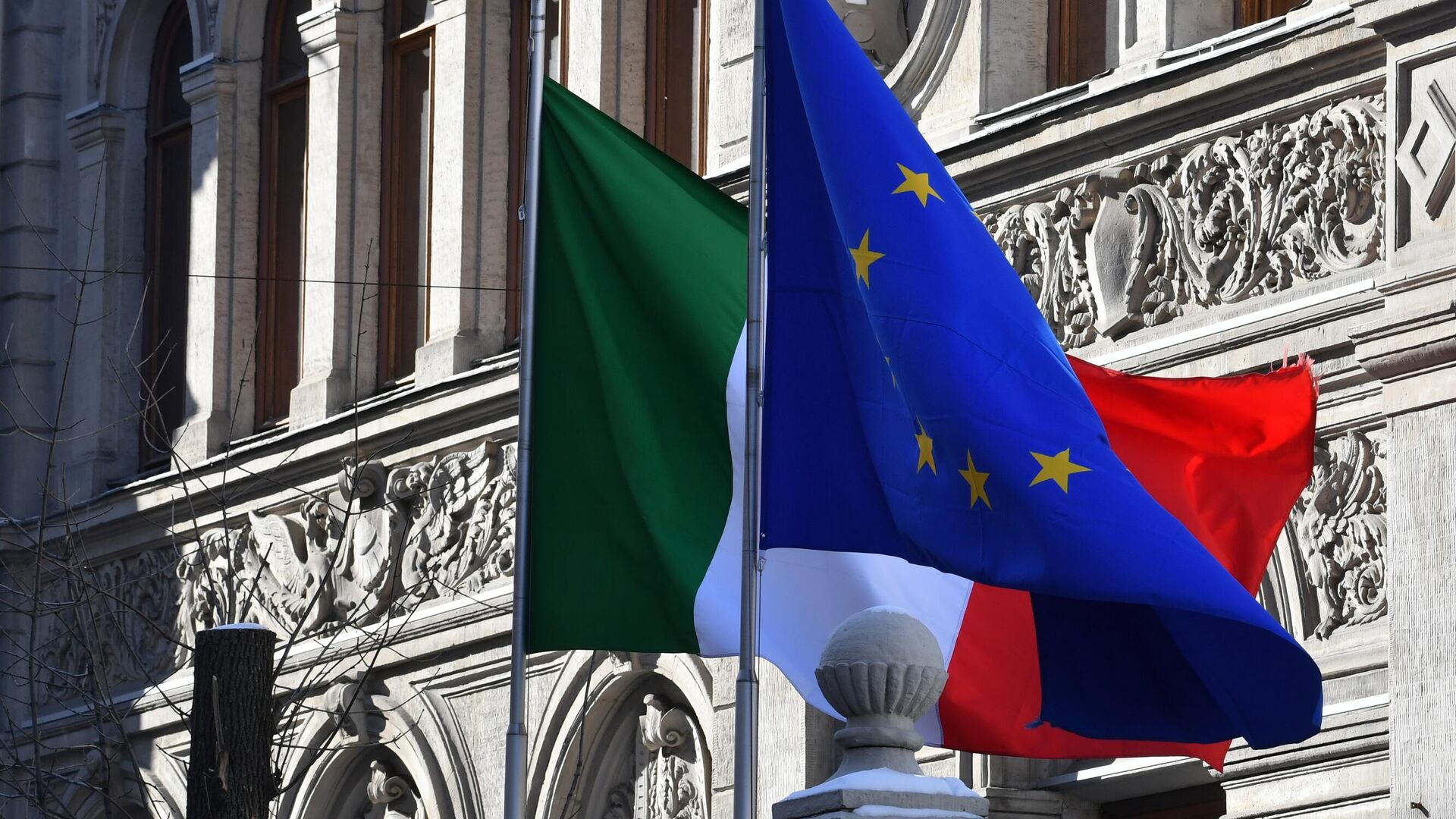 Государственный флаг  у здания посольства Италии в Москве - РИА Новости, 1920, 10.03.2024