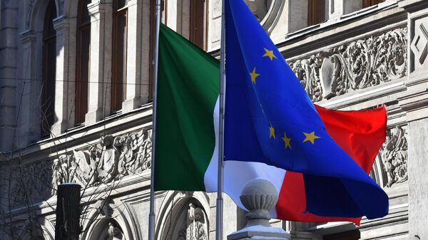 Приспущенный государственный флаг  у здания посольства Италии в Москве в память о жертвах коронавируса и в знак уважения к медицинским работникам