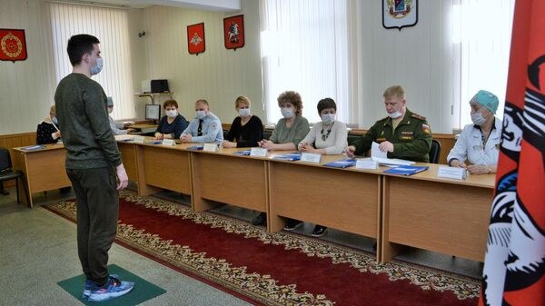 Призывник во время прохождения военно-врачебной комиссии в Москве