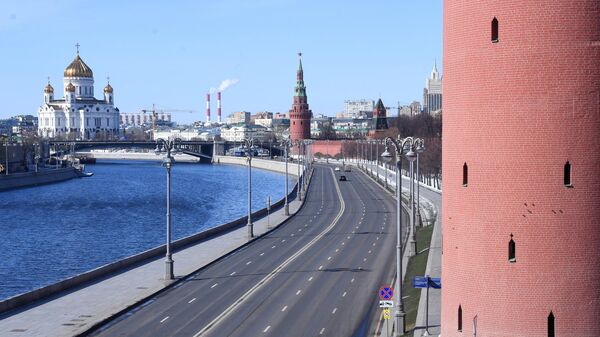Вид на опустевшую Кремлевскую набережную с Большого Москворецкого моста в Москве