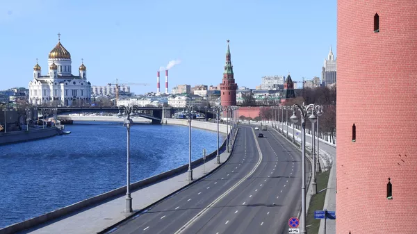 Вид на опустевшую Кремлевскую набережную с Большого Москворецкого моста в Москве