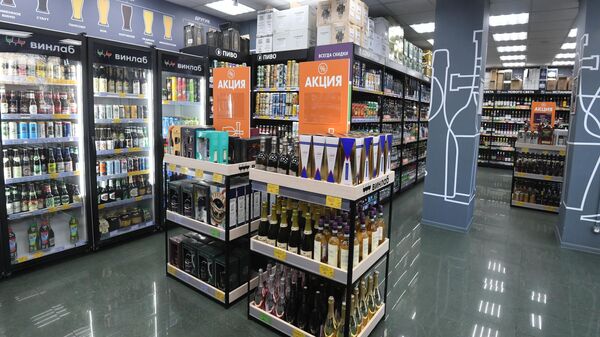 Полки с алкогольной продукцией в одном из магазинов в Москве