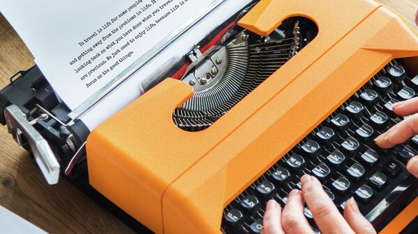 Женщина печатает на пишущей машинке