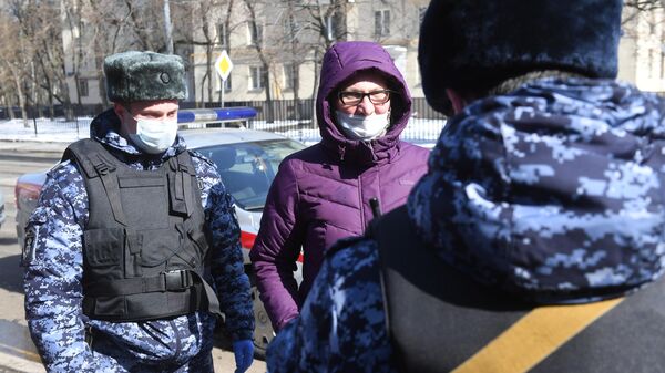 Проверка сотрудниками полиции домашнего режима в Москве