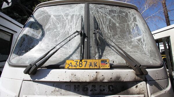 Поврежденный в результате обстрела украинскими силовиками автобус  в Горловке Донецкой области