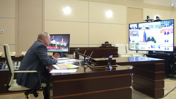 Президент Владимир Путин проводит в режиме видеоконференции совещание с членами правительства России