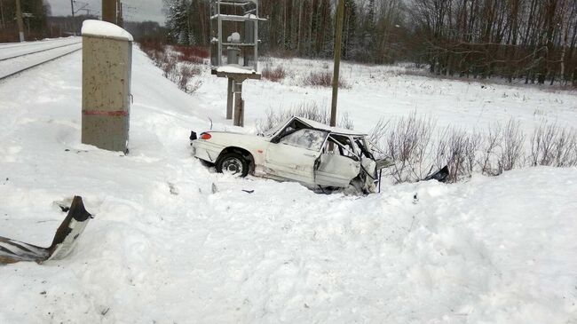 Автомобиль столкнулся с поездом в Кировской области