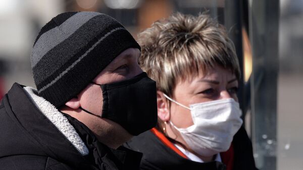 Люди в защитных масках в Красноярске