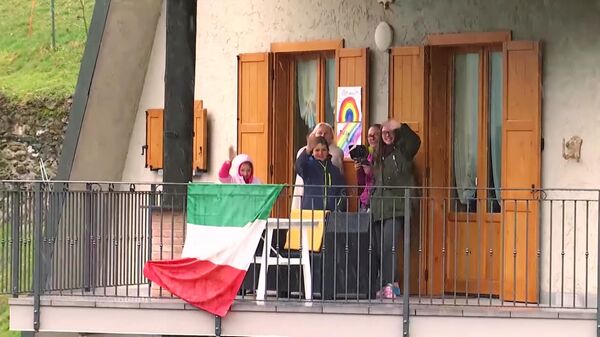 Жители Громо в Италии приветствуют российских военных специалистов, прибывших, чтобы провести дезинфекцию пансионата Милези. Скриншот видео