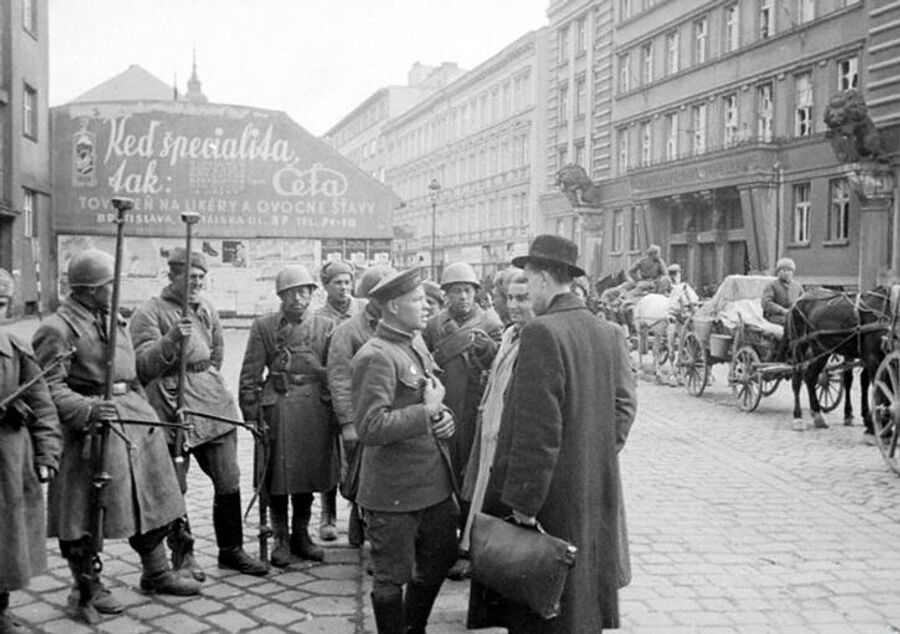 Жители Братиславы беседуют с бойцами Советской армии