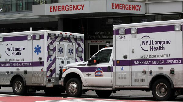 Машины скорой помощи возле одной из больниц в США