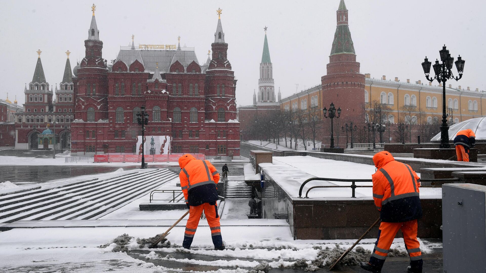 Сотрудники коммунальной службы убирают снег на Манежной площади в Москве - РИА Новости, 1920, 30.11.2020