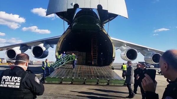 В США начали разгрузку российского самолета с гуманитарной помощью
