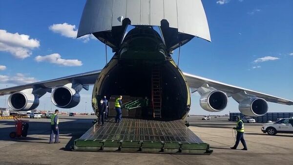 Российский самолет Ан-124 с медицинским оборудованием для США в аэропорту Нью-Йорка