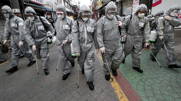 Корейские военные во время дезинфекции на улице Сеула