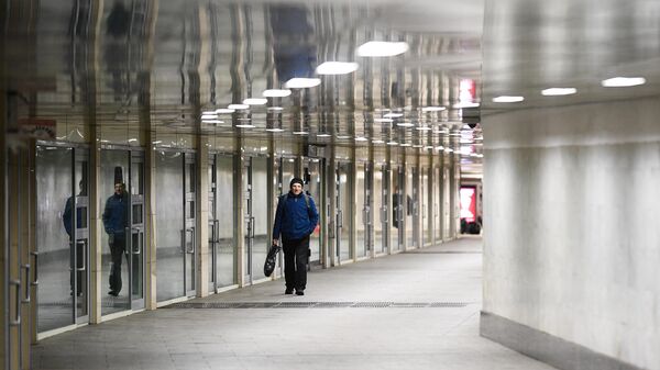 Пешеходный переход на станции метро Китай-город московского метрополитена во время режима самоизоляции жителей