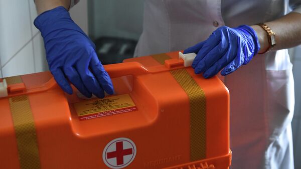 Чемодан с лекарственными средствами в руках у врача на подстанции скорой помощи в Новосибирске