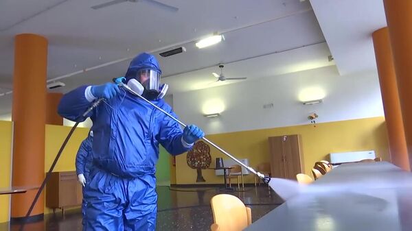 Российские военные специалисты проводят полную дезинфекцию и санитарную обработку в пансионате для пожилых людей в Брембате-ди-Сопра.Стоп-кадр видео