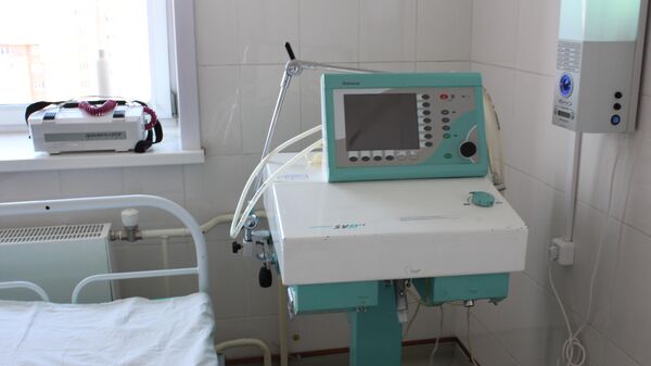 Аппарат искусственной вентиляции легких в палате больницы