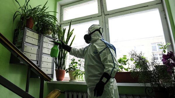 Дезинфекционная обработка в подъезде жилого дома Москвы в рамках профилактики коронавируса