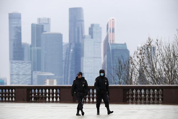 Сотрудники правоохранительных органов на Воробьевых горах в Москве