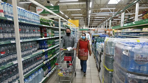 Сотрудники волонтерского центра в Ростове-на-Дону совершают покупки для пожилых и маломобильных граждан