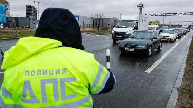 Сотрудник полиции на посту ДПС на въезде в город Калининград