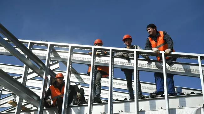 Рабочие на строительной площадке инфекционной больницы в Новой Москве