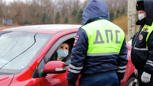 Сотрудники полиции беседуют с девушкой водителем на посту ДПС на въезде в город Калининград на Московском проспекте