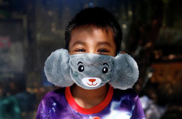 Мальчик в маске в виде коалы в Джакарте, Индонезия
