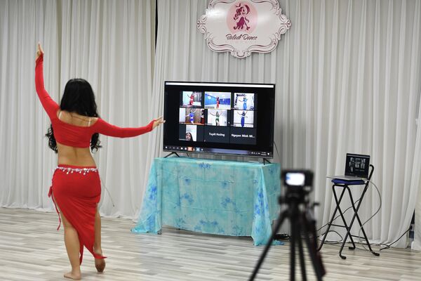 Вьетнамский инструктор по танцам живота проводит занятия онлайн для своих учеников
