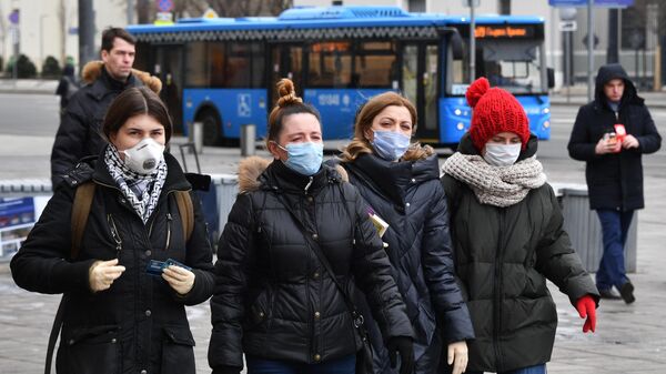 Девушки в защитных масках на улице в Москве