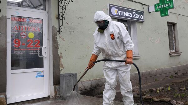 Сотрудник коммунальной службы проводит дезинфекцию в городе Кировск в Ленинградской области