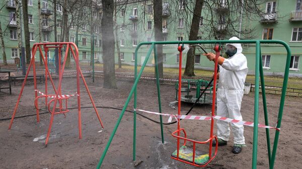 Сотрудник коммунальной службы проводит дезинфекцию на детской площадке в Кировской области