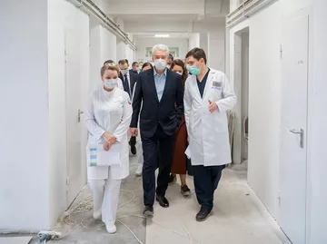 Мэр Москвы Сергей Собянин во время посещения больницы