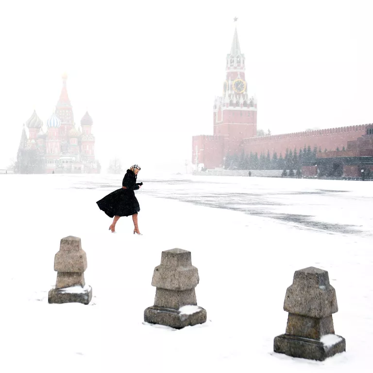 Девушка на Красной площади в Москве Девушка на Красной площади в Москве