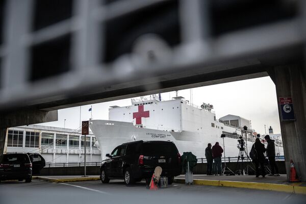 Плавучий госпиталь ВМС США USNS Comfort в акватории в Нью-Йорка