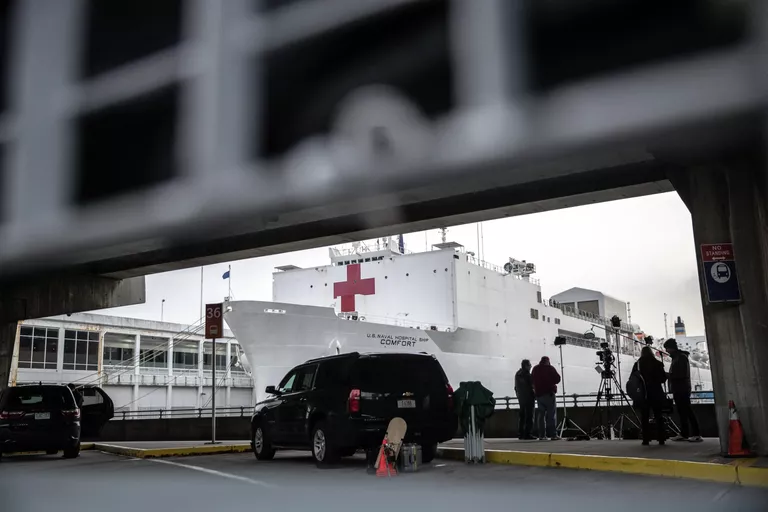 Плавучий госпиталь ВМС США USNS Comfort в акватории в Нью-Йорка Плавучий госпиталь ВМС США USNS Comfort в акватории в Нью-Йорка