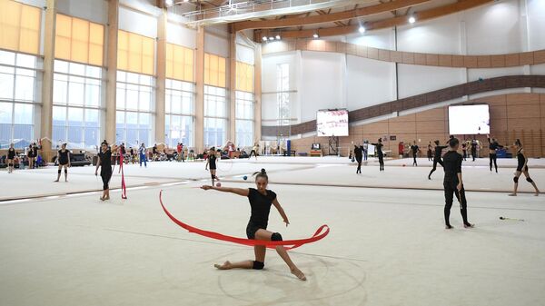 Гимнастки на тренировке в учебно-тренировочном центре Новогорск