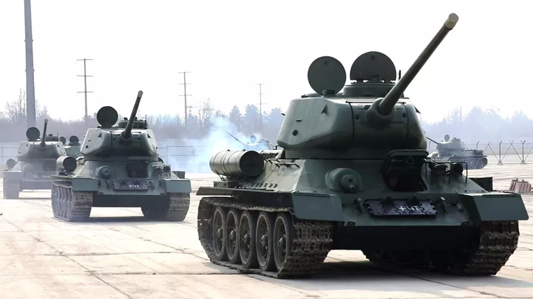 Танки Т-34 после проведения капитального ремонта на бронетанковом ремонтном заводе в Санкт-Петербурге доставлены в Алабино Танки Т-34 после проведения капитального ремонта на бронетанковом ремонтном заводе в Санкт-Петербурге доставлены в Алабино