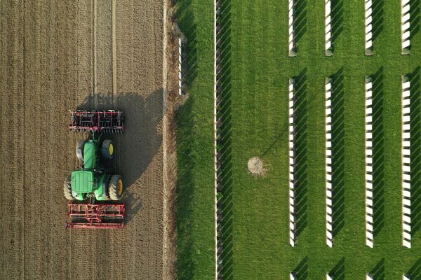Фермер подготавливает землю к посеву сахарной свеклы во Франции