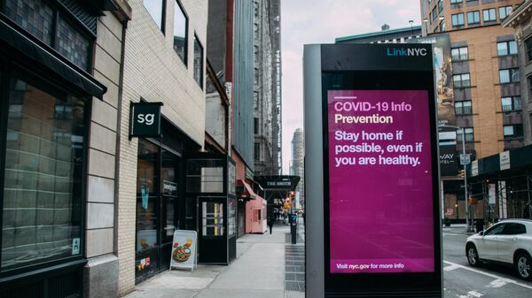Информационный стенд на одной из улиц в центре Нью-Йорка
