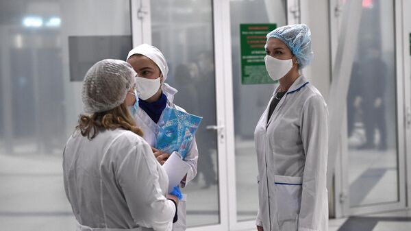 Сотрудники медицинской службы готовятся к встрече пассажиров рейса Бангкок – Новосибирск в аэропорту Толмачево