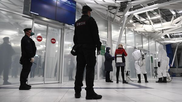 Сотрудники правоохранительных органов и медицинской службы готовятся к встрече пассажиров в аэропорту Толмачево