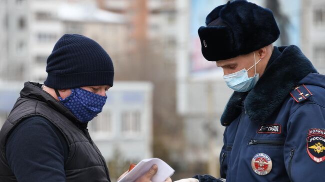 Сотрудник ГИБДД проверяет спецпропуск